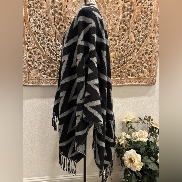 Shawl Poncho Black & Gray Reversable Open Front Blanket Style- One Size - Picture 6 of 9